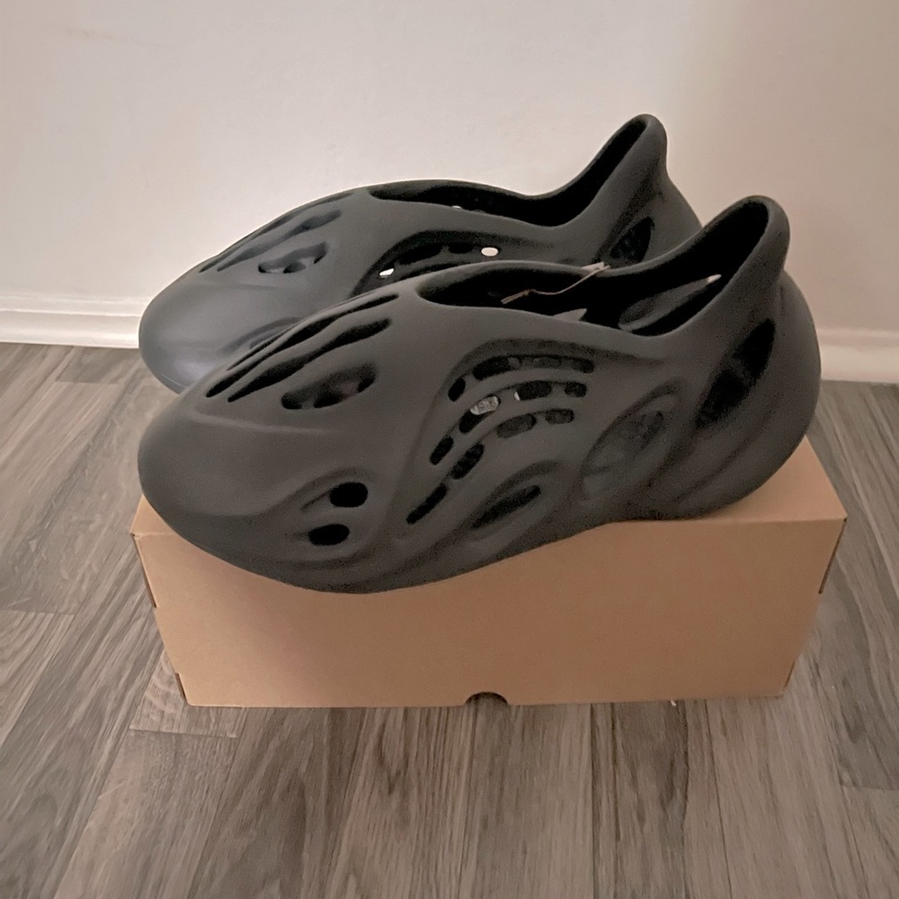 Yeezy Foam Runner Carbon